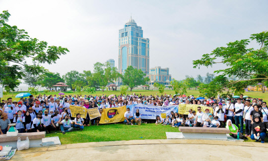대한항공은 지난 21일 말레이시아 코타키나발루 해안에서 환경보호활동을 펼쳤다고 23일 밝혔다. 사진은 행사에 참여한 자원봉사자들이 기념촬영을 하는 모습. <대한항공 제공>